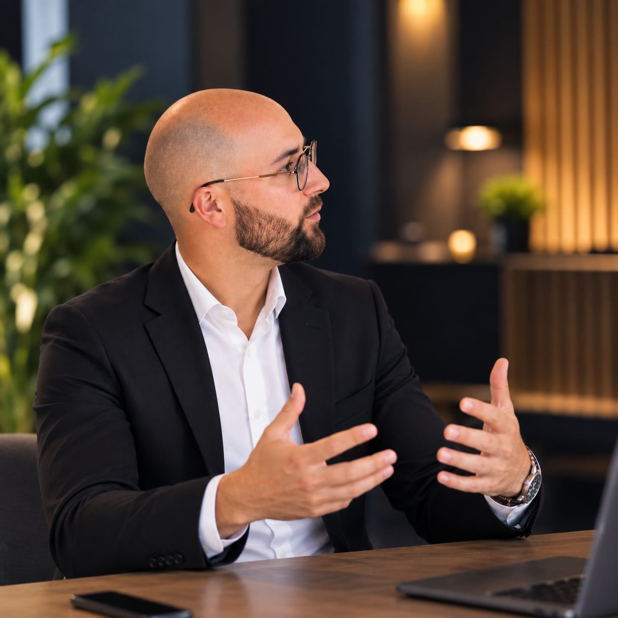 Portrait du fondateur de Consiliance en discussion dans un bureau